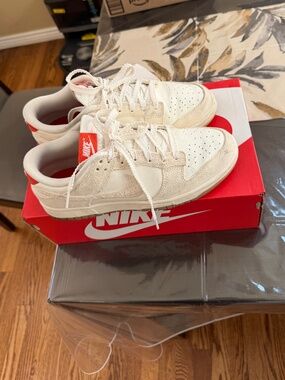 Nike Women’s Dunks Low Friendship Knot